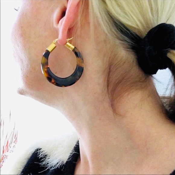 Tortoise Shell Hoop Earrings Gold Snap Closures - Picture 4 of 4